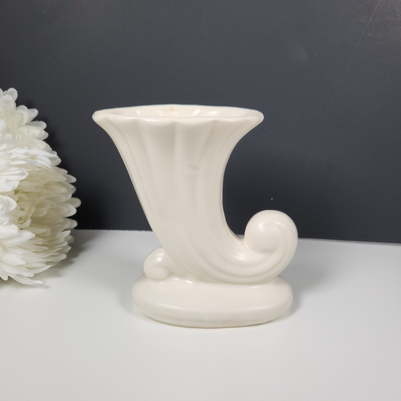 Vintage Art Deco Ivory Colored Cornucopia Pottery Vase | Horn of Plenty Planter - Picture 4 of 9